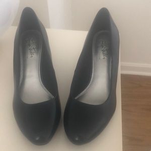 Life Stride Sevyn medium/wide pump